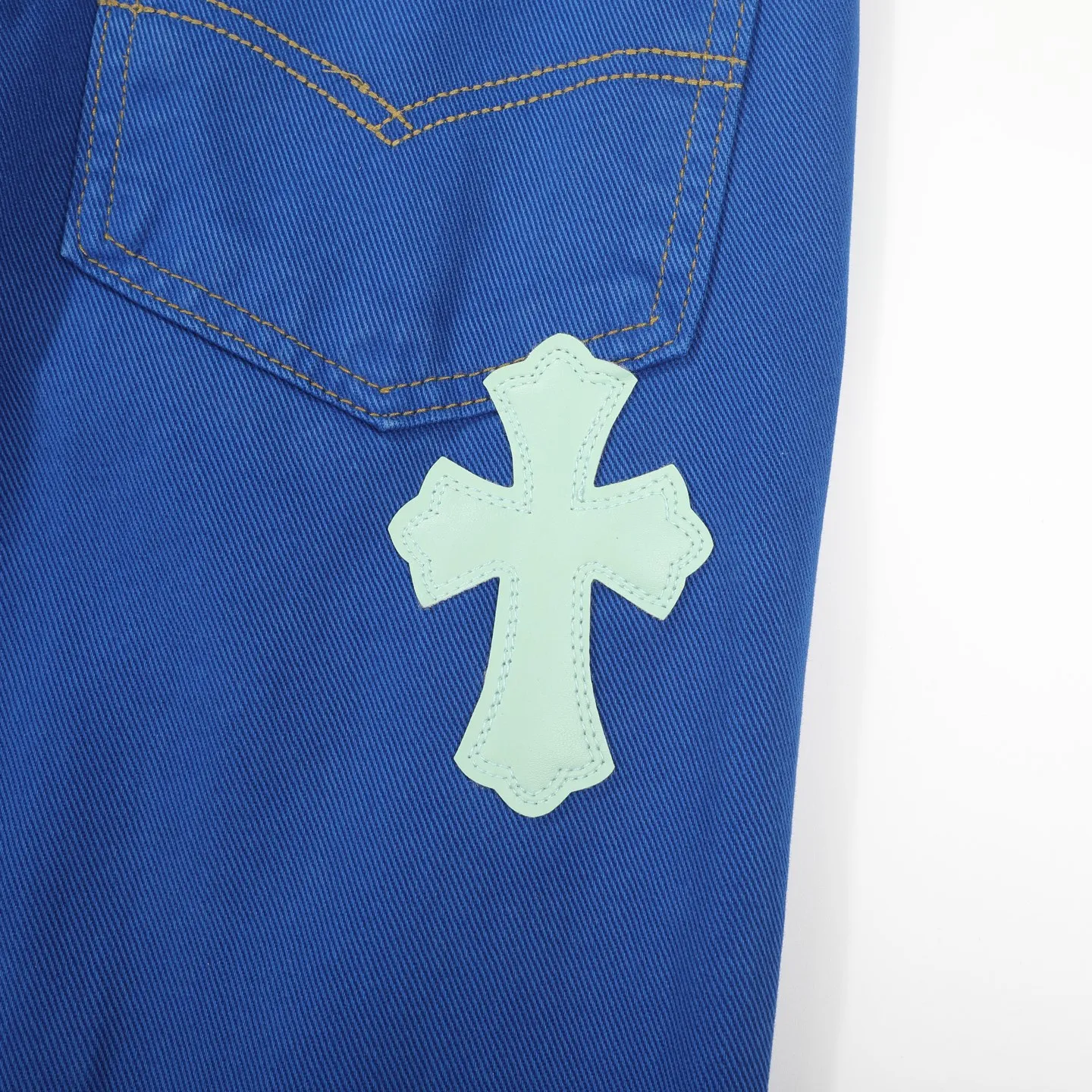 P260 Chrome hearts｜ch Chrome hearts London limited dopamine blue leather jeans, counter price 22W level, patchwork cross pattern embellishment, washed jeans! ! An absolutely high-end luxury product, a 1.9W-level god-level single product, a super popular product, made by top heavy industry, a magic weapon that cannot be missed! [About Zangyin] This is an extremely luxurious fashion brand that can also be called the aristocracy of the high street. It has always been an exclusive brand for some hipsters or rich second generations. Compared with ordinary high streets, it is more luxurious and noble. Compared with luxury brands, it is more fashionable and individual. It has always been a brand that I have a special liking for. [Top heavy industry fashion design] Consistently high-street luxury style. Speaking of this style, the Zangyin family and GU family are definitely the leading representative brands. Especially the Zangyin family has really achieved a state-of-the-art effect in creating high-street style. The unique washed material is used to create this style. The color system is already quite eye-catching. After it is decorated with patchwork cross flowers, it cleverly highlights the charm of the brand. Secondly, this style uses classic The high-waist cutting design highlights the long legs and fashionable temperament of the upper body. The brand is highly recognizable and the slim fit configuration is more suitable for daily wear. It is a product that interprets personality, fashion, and specifications at a glance. This single product is enough to make any fan excited. It can be a white T-shirt for a youthful college style, or a tight suspender for a royal style. It has strong matching ability and can be easily controlled by men.  [Materials and craftsmanship] Needless to say, this point goes without saying. As an excellent craftsman brand, Zangyin’s requirements for details and craftsmanship are really perfect. The washed color of this model has gone through so many processes, not to mention the embellishment of denim appliques. It is also purely hand-made and sewn. Just like what they believe in, only hand-made things have soul and have the meaning of wear. A top-notch heavy-duty fashionable denim item, I look forward to your perfect interpretation! !   Color: Dark blue Size: S-XL (28 30 32 34) Pants length: 101/103/105/107 Waist: 78/82/86/90 Recommended height: 170/175/180/185 Recommended weight: 120/140/160/180